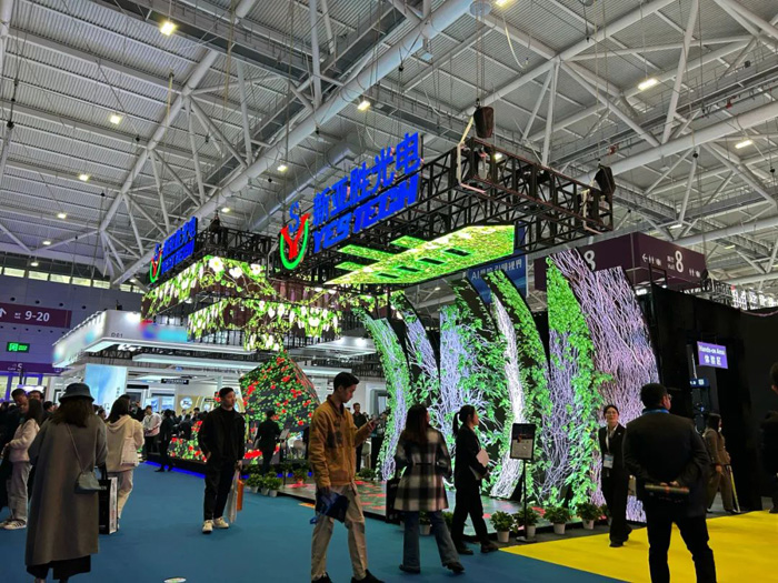 新亚胜斩获双奖：“ISLE金牌合作伙伴”和“ISLE2025银显奖”(图2)